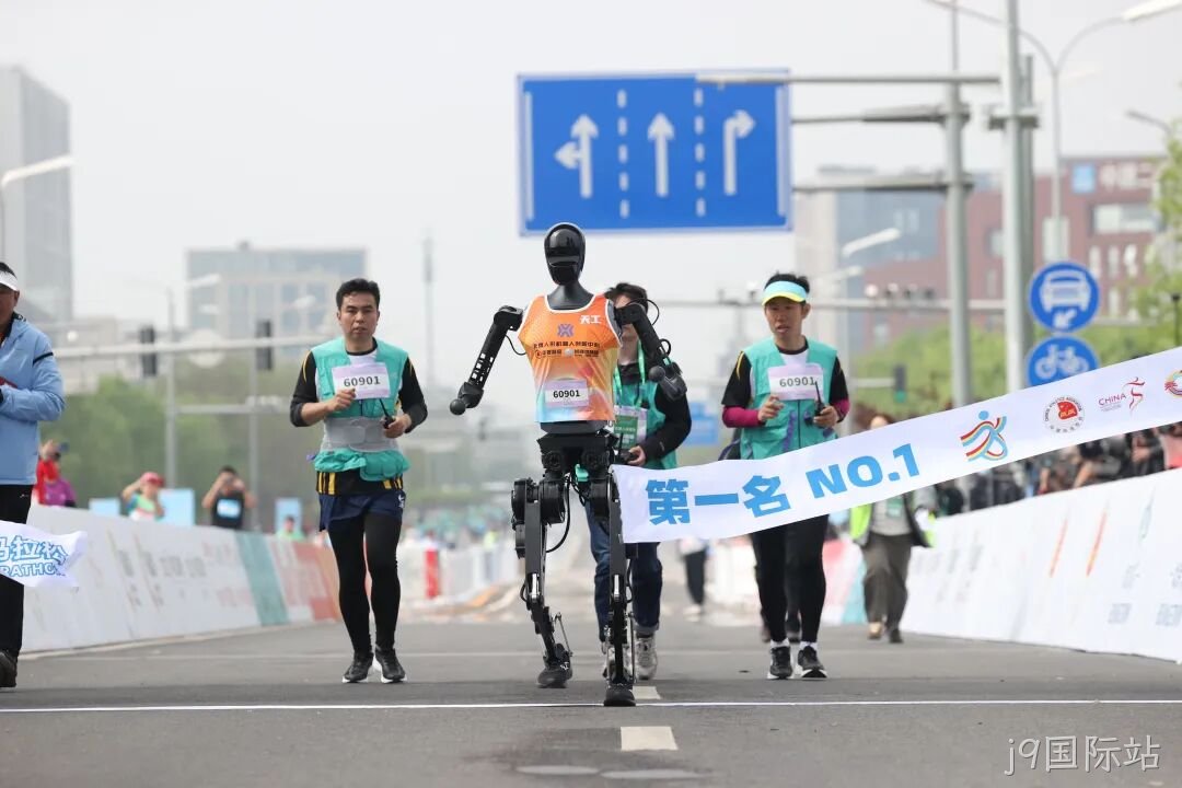 全球首个，人形机器人“跑团”在亦庄！2025北京亦庄半程马拉松暨人形机器人半程马